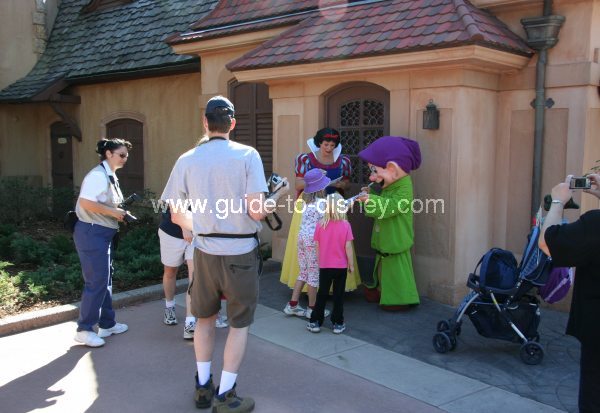 Guide to Disney World - Snow White and Dopey for Character Greet in 